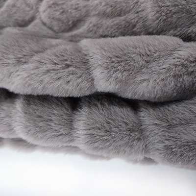 100% Polyester Faux Fur Fabric Fleece 340 Gsm Dalam Warna Polos Sheared Rabbit